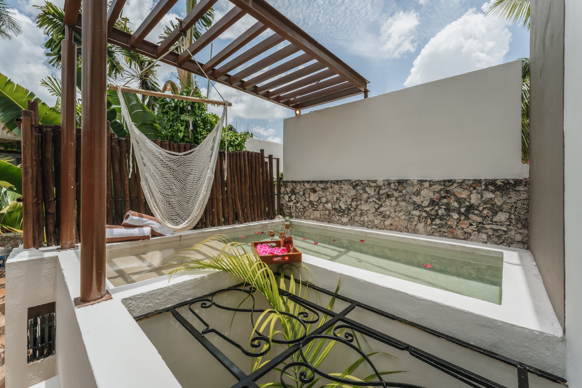 CASA AURA HOTEL