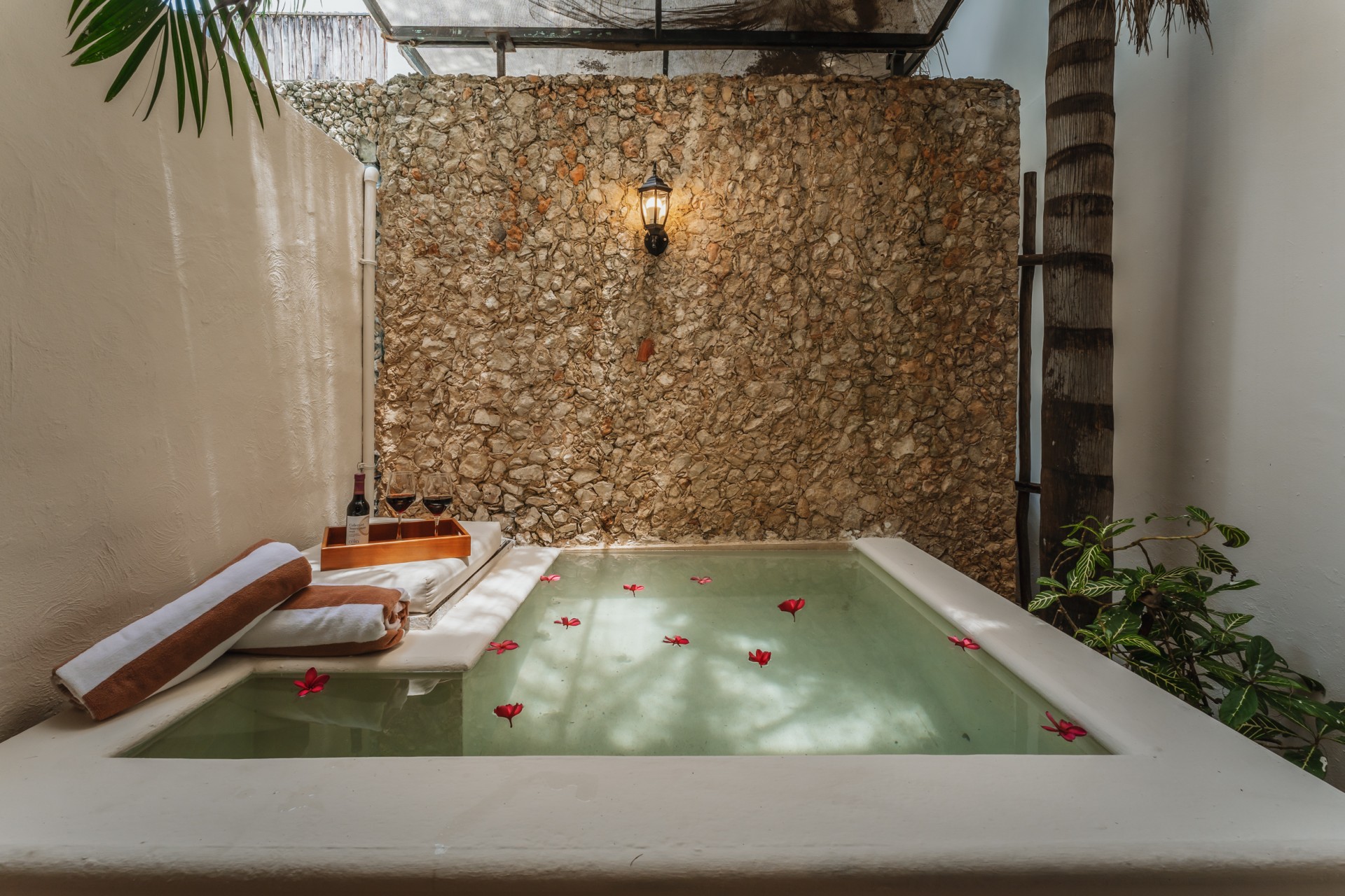 CASA AURA HOTEL