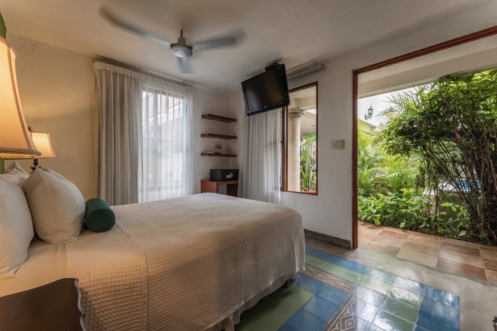 CASA AURA HOTEL