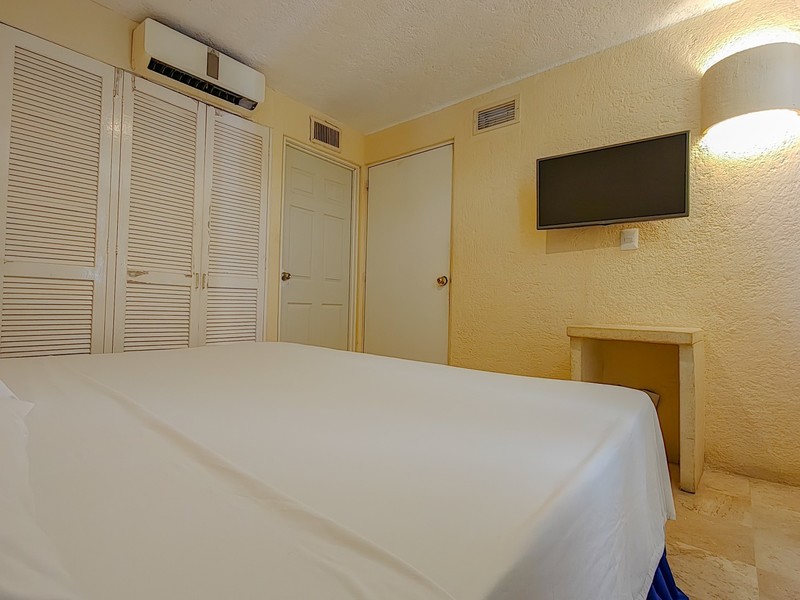 SINGLE, KING BED