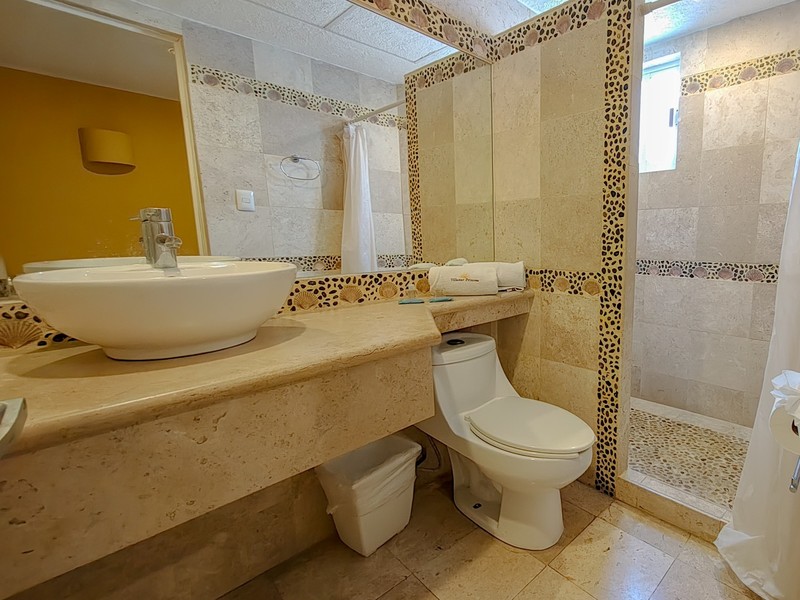 SUITE 2 RECAMARAS, 1 KING SIZE + 2 INDIV. -E
