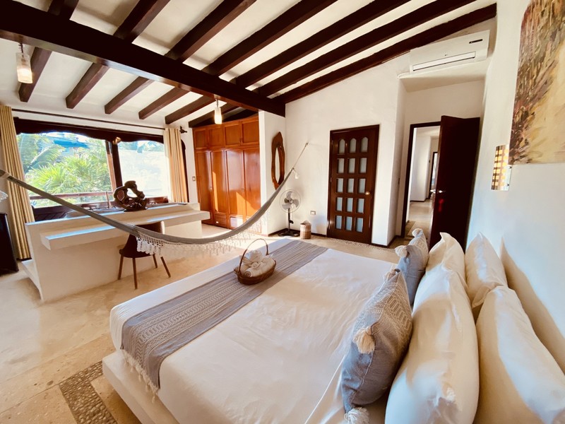Habitación VIP con vista a la calle.