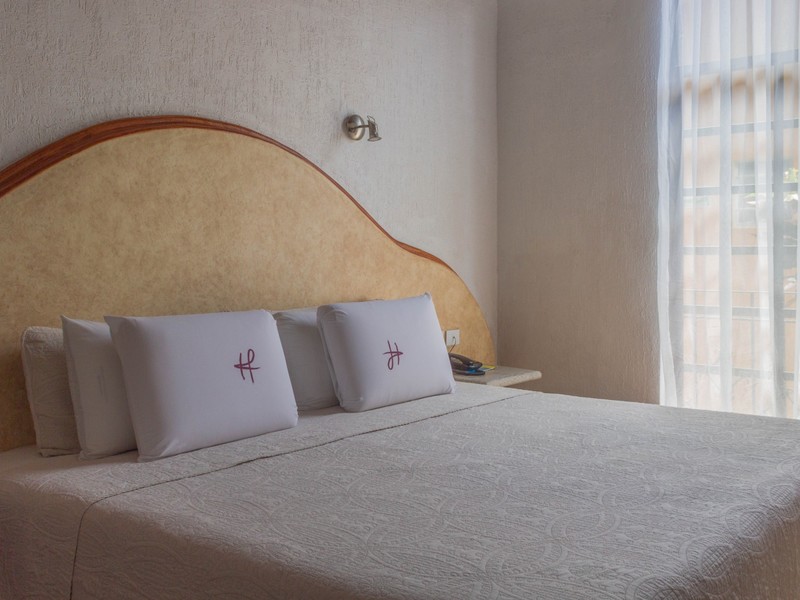 CONTEMPORARY 1 KING BED