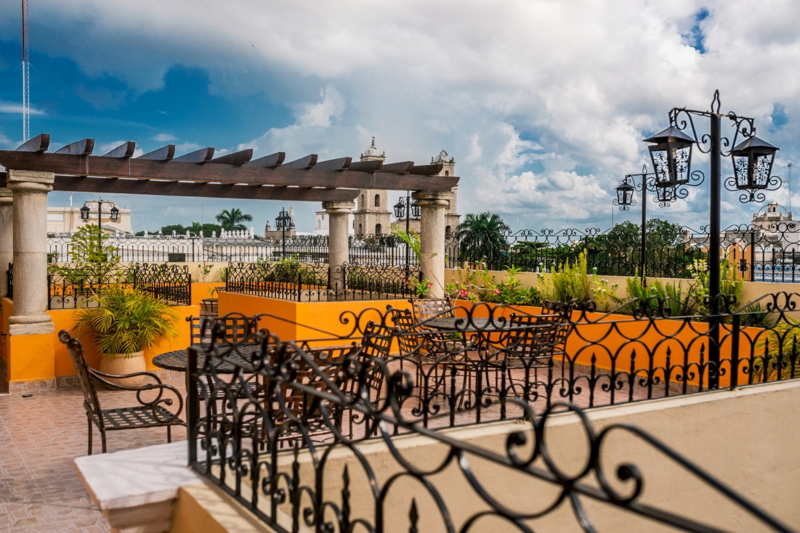 Terraza de Hotel Colonial con torres de la Catedral de Mérida al fondo